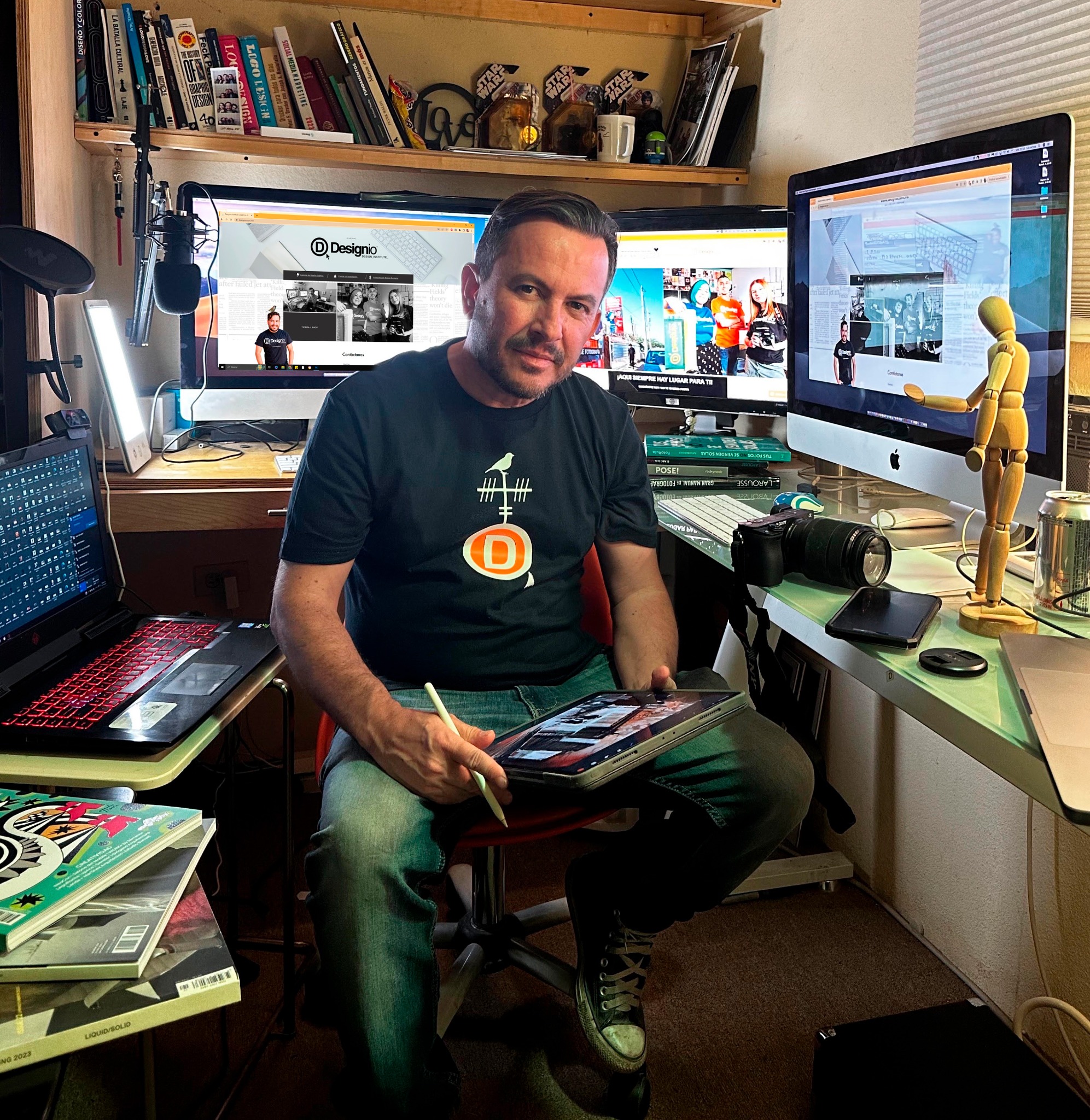Arquitecto Luis Ochoa en su estudio de diseño